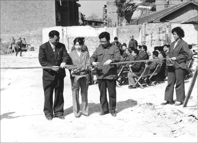 1986年，長虹彩電工程奠基，這樣的剪彩儀式，剪出了中國最大的彩電生產基地之一