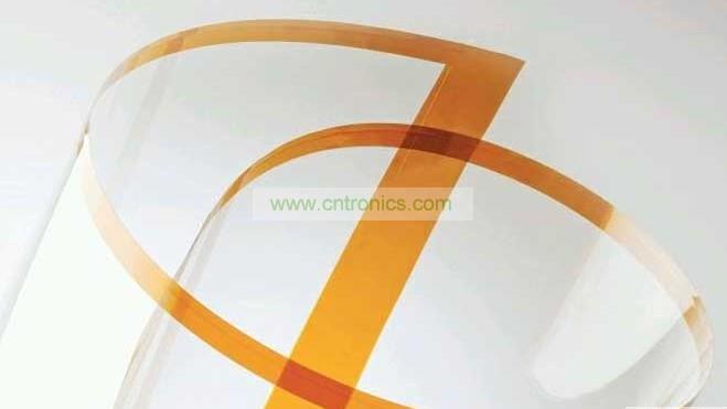 將Willow Glass卷成圓筒狀。