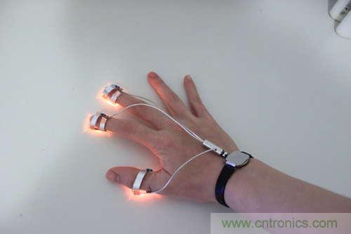 LED多點觸控手套DIY：把各部分焊接起來，測試