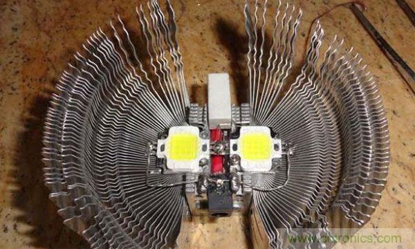 變廢為寶！風扇散熱器變身山寨LED燈