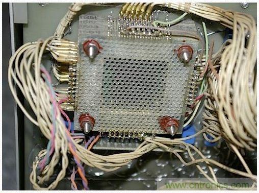 經典懷舊拆解！歷史彌留的可編程科學計算器 from 1966