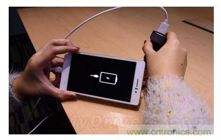 手機電池寒冷時為什么總充電？