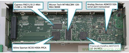 圖8：Micro850上的主處理板由負責系統管理、運行時控制和用戶界面的飛思卡爾(現恩智浦)Coldfire MCF5372 32位MCU、提供通信和電機控制及可能一些專有功能的賽靈思Spartan XC351400A FPGA組成。