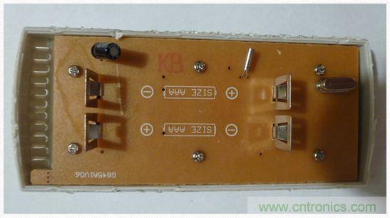 圖4：移開電池后的PCB同一面。