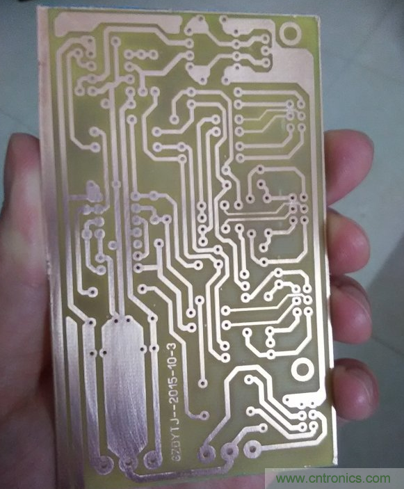 嘗試了四次PCB制作， 最后一發算是成功了