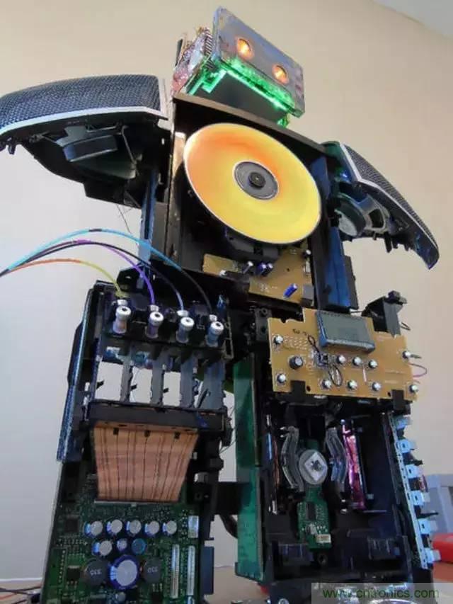 廢舊收音機如何變身成酷炫機器人？