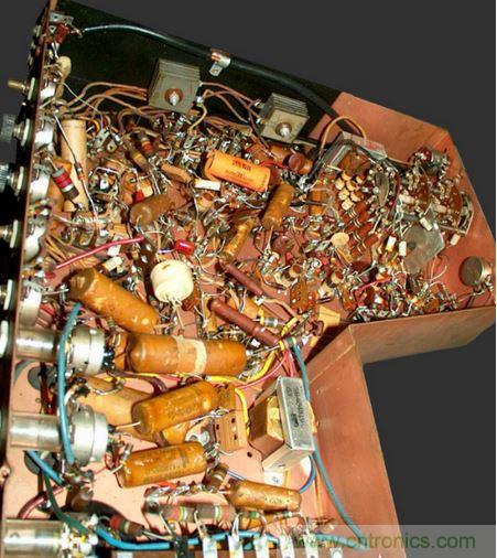 1948年Motorola的VT-71「Golden View」7吋電視機就是采用點對點接線。（圖片來源：Wikimedia/Westernelectric555）
