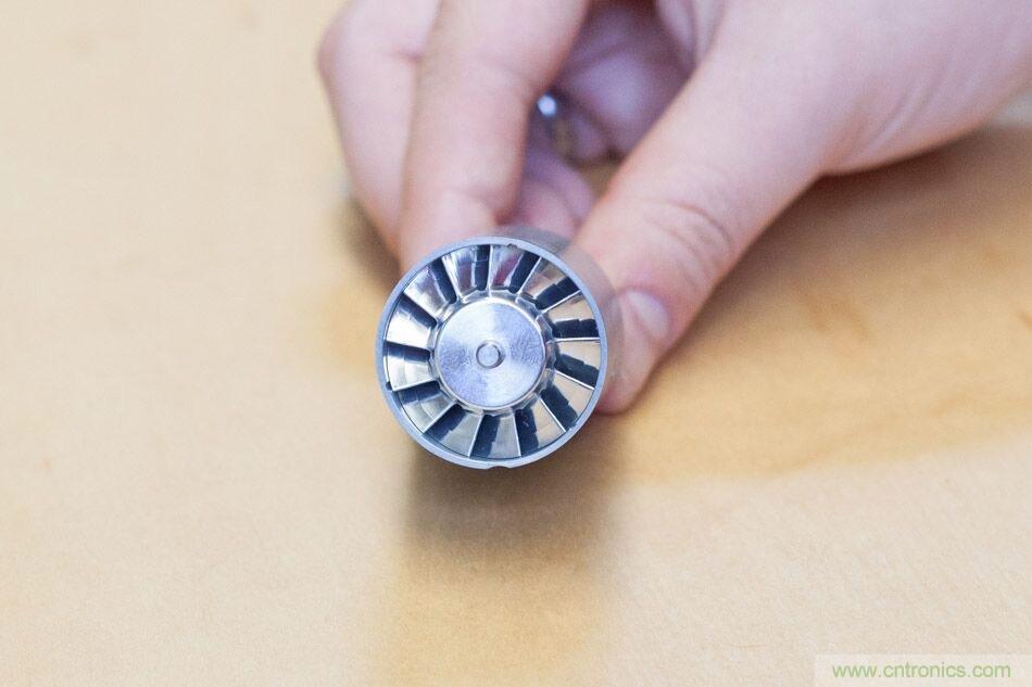 拆解戴森吹風機：近三千元的價格貴在哪？