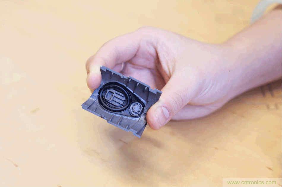 拆解戴森吹風機：近三千元的價格貴在哪？
