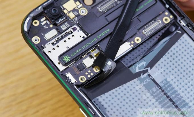 拆解黑鯊手機：多級直觸一體式液冷系統有什么門道？