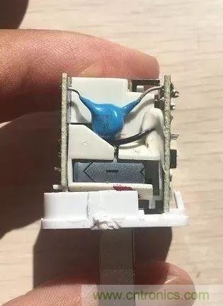 拆了個電容之后，我的iPhone也會自動訂房了