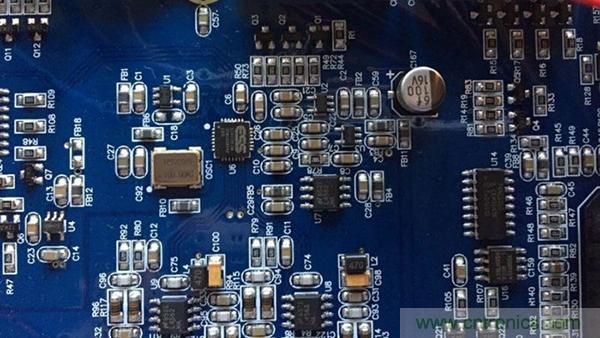 如何“布局”電路上的貼片電容才會降低寄生電感？