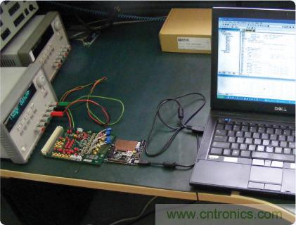 ADuC7026提供可編程電壓，用于評估多電源系統