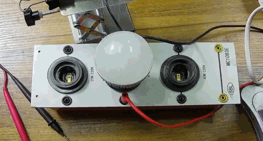 電燈泡內通有交流電，為什么看不到燈泡在閃爍？