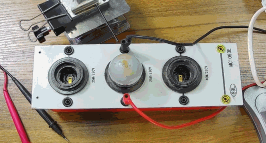 電燈泡內通有交流電，為什么看不到燈泡在閃爍？
